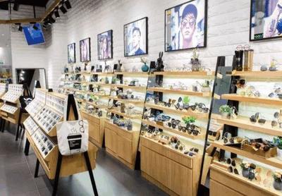 眼鏡店門可羅雀卻屹立不倒的背后 是暴利還是另有乾坤？